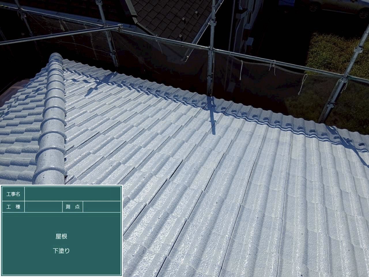 ふじみ野市でセメント瓦の屋根を塗装。劣化で水を吸う屋根を3回塗りで防水性能を復活